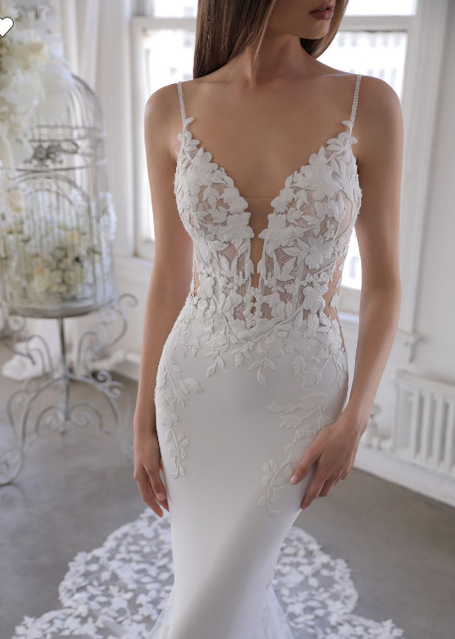Elegantes Brautkleid figurbetont
