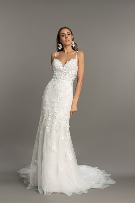 Figurbetontes Brautkleid mit Spitze
