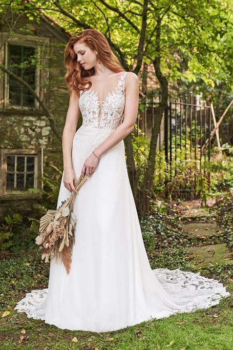 Leichtfallendes Brautkleid mit Schleppe
