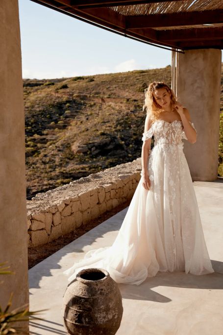 Brautkleid mit Glitzer und 3D Blüten