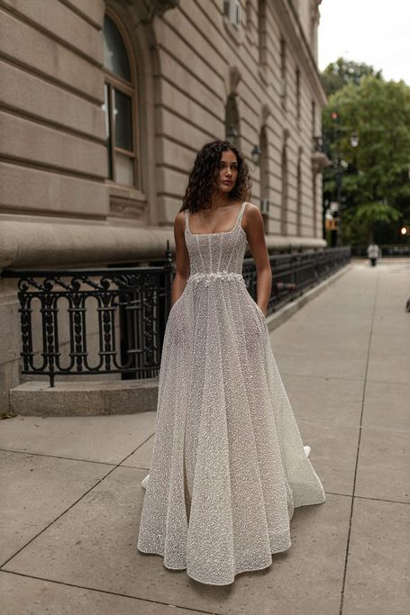 Exklusives Brautkleid mit geradem Ausschnitt