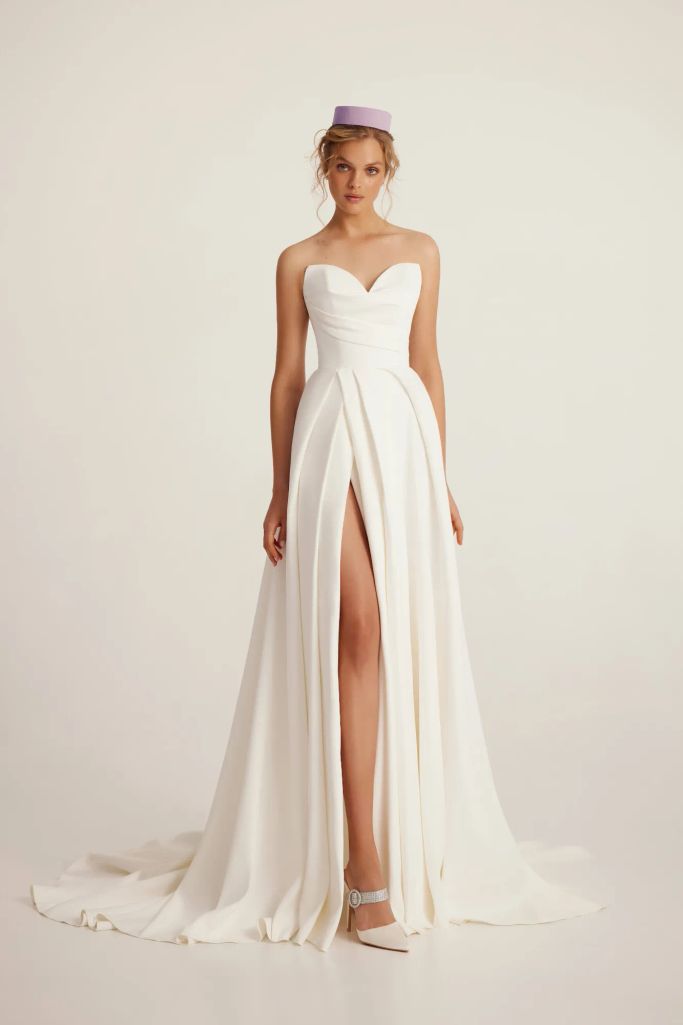 Schlichtes elegantes Brautkleid