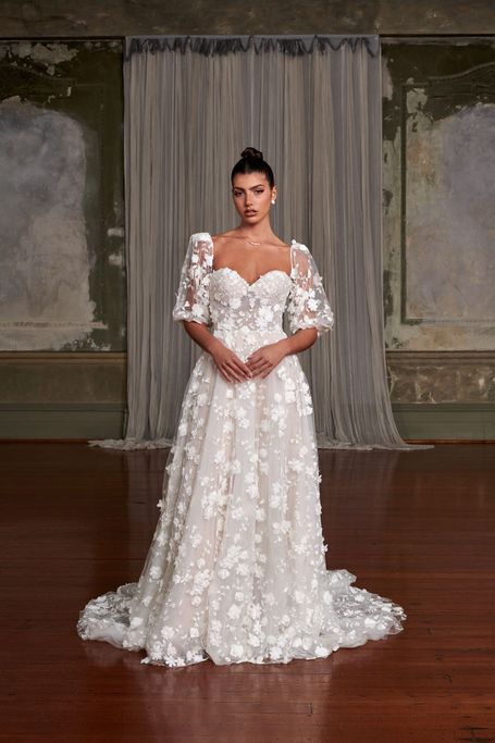 Brautkleid mit 3D Blüten